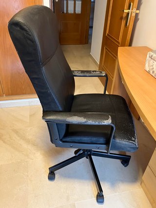 Sillón de oficina giratorio negro