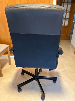 Sillón de oficina giratorio negro