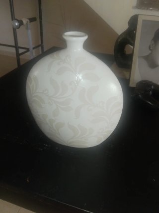 Jarrón de cerámica beige y blanco