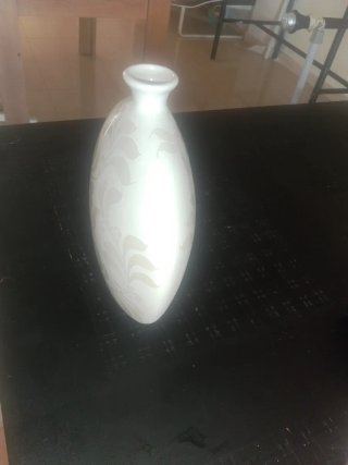 Jarrón de cerámica beige y blanco