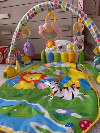 Alfombra de juego con piano y arco