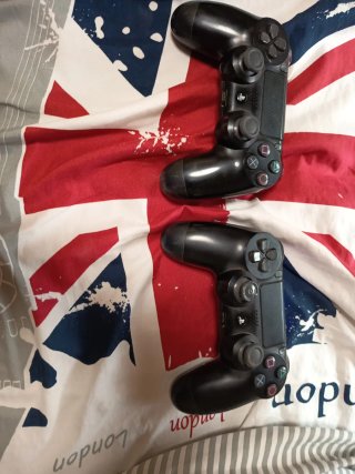 PS4 (PlayStation 4) con 2 mandos