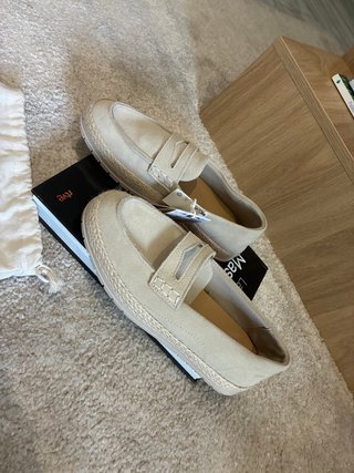 Mocasines beige con velcro