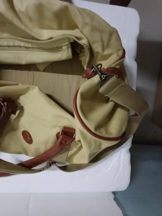 Bolsa de viaje beige y marrón