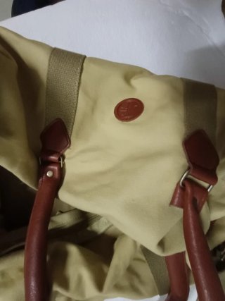Bolsa de viaje beige y marrón