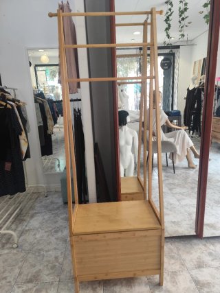 Mueble colgador de bambú con almacenaje