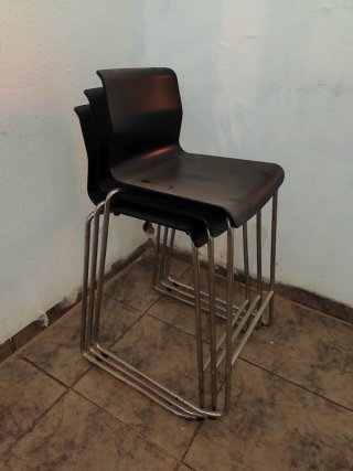 Taburete alto Ikea negro y plateado