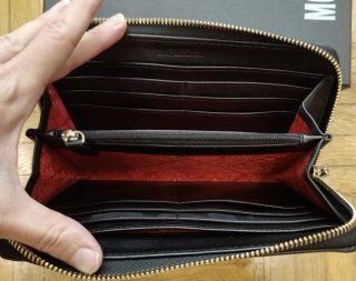 Cartera LOVE MOSCHINO negra con corazones dorados