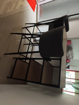 Mesa alta cocina y 2 sillas
