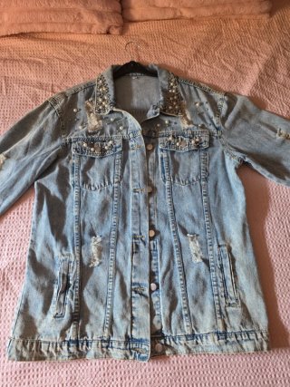 Chaqueta tejana con perlas y rotos