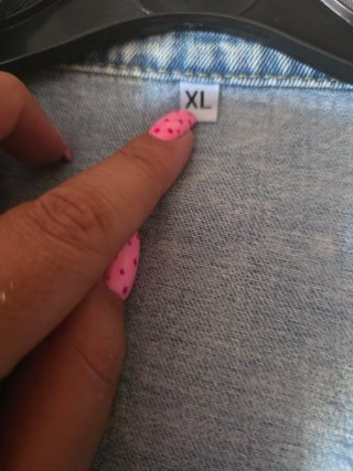 Chaqueta tejana con perlas y rotos