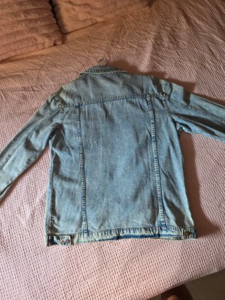 Chaqueta tejana con perlas y rotos