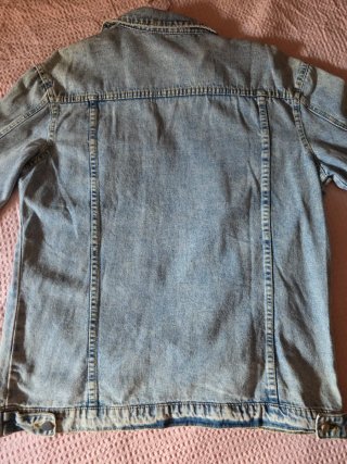 Chaqueta tejana con perlas y rotos
