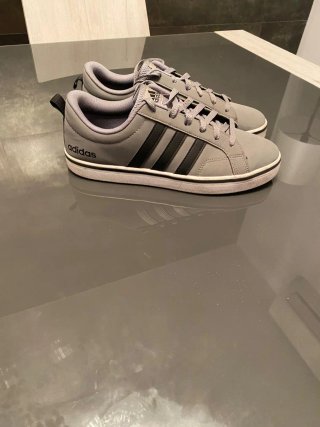 Zapatillas Adidas Grises y Negras