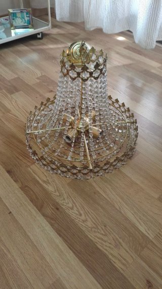 Lampadario dorato con cristalli