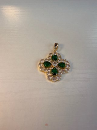 Colgante dorado con piedras verdes