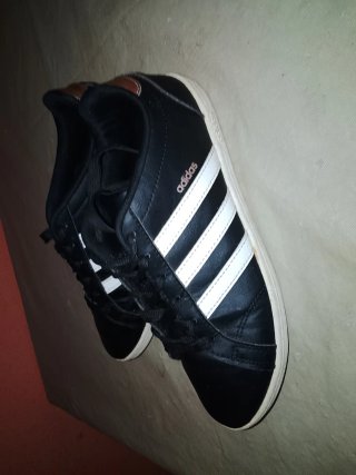 Zapatillas Adidas Negras y Blancas