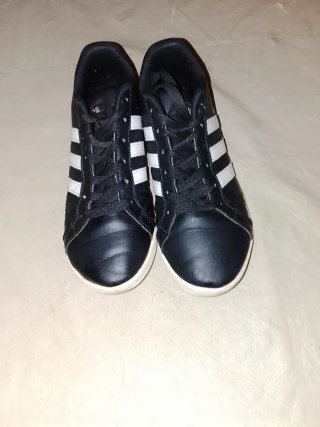 Zapatillas Adidas Negras y Blancas