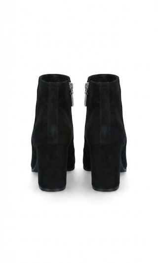 Botines negros con cremallera