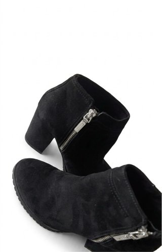 Botines negros con cremallera