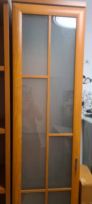 Estantería de madera una  con puertas de cristal.
