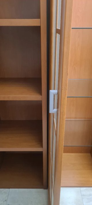 Estantería de madera una  con puertas de cristal.