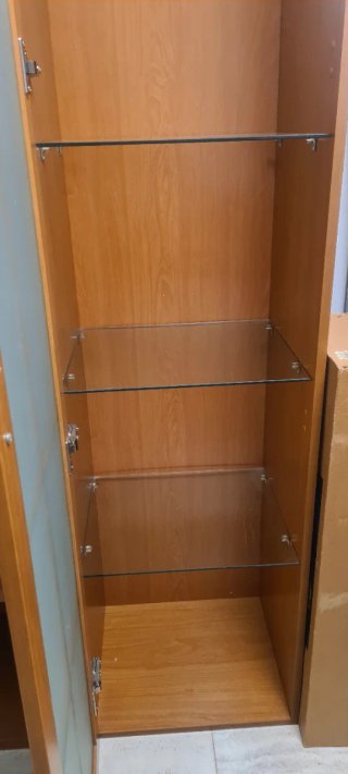 Estantería de madera una  con puertas de cristal.