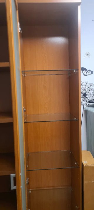 Estantería de madera una  con puertas de cristal.