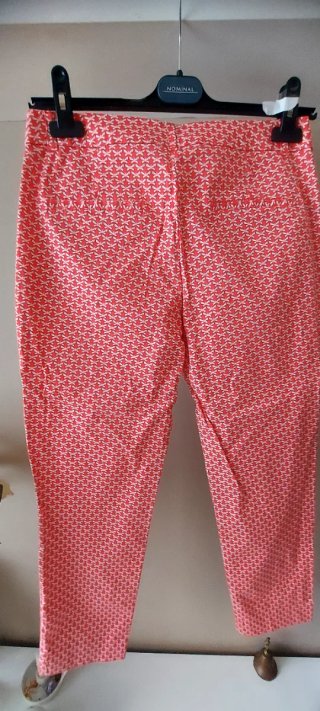 Pantalones rojo coral y  estampado libélulas