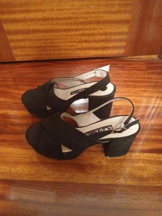 Sandalias tacón negras plataforma marca Krack