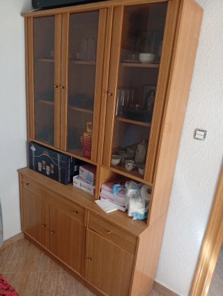 Vitrina de madera y cristal