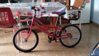 Bicicleta Orbea Roja y bicicleta Conor azul infant