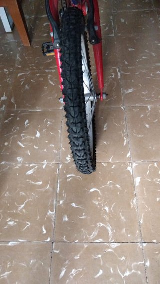 Bicicleta Orbea Roja y bicicleta Conor azul infant