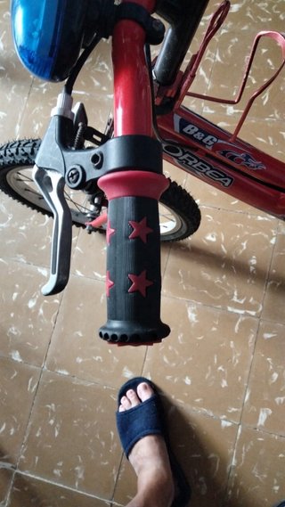 Bicicleta Orbea Roja y bicicleta Conor azul infant