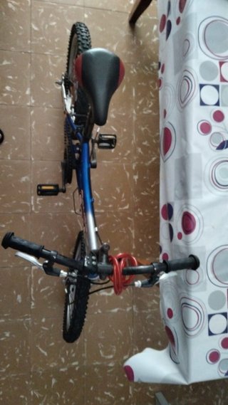 Bicicleta Orbea Roja y bicicleta Conor azul infant