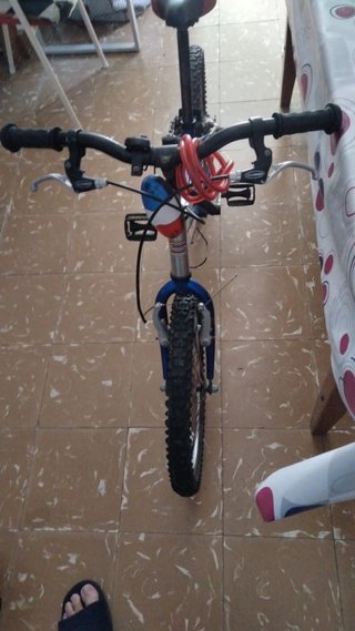 Bicicleta Orbea Roja y bicicleta Conor azul infant