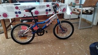 Bicicleta Orbea Roja y bicicleta Conor azul infant