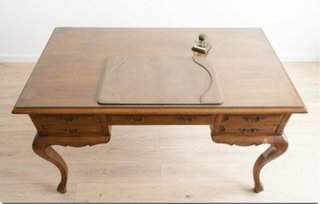 Escritorio de madera clásico con sillas