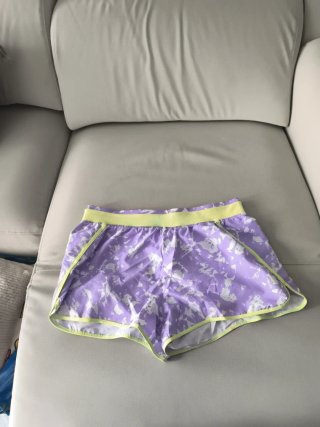 Pantalón corto impermeable morado y amarillo