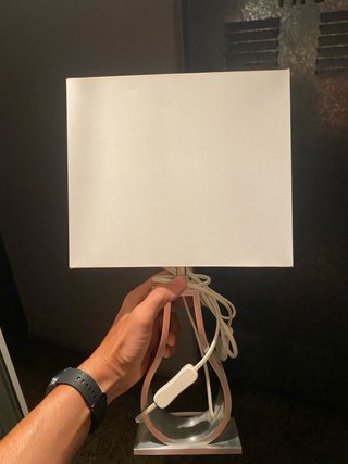 Lámpara de mesita de noche blanca