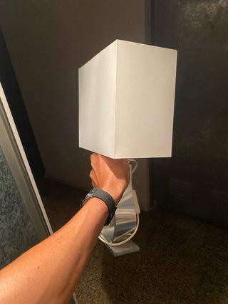 Lámpara de mesita de noche blanca