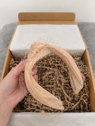 Diadema tocado Audrey Cala by Lilian nude con velo