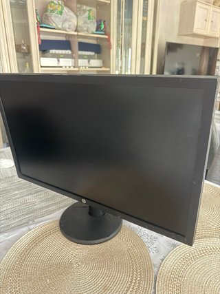 Ordenador de sobremesa negro y plateado
