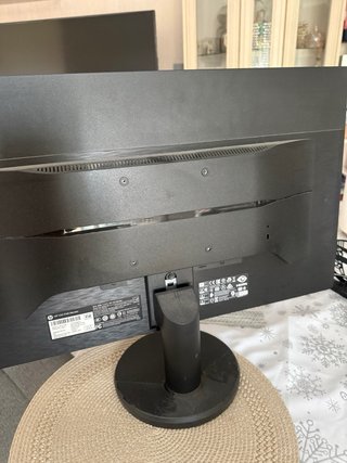 Ordenador de sobremesa negro y plateado