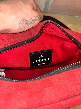 Riñonera Jordan Roja y Negra