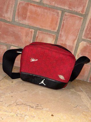 Riñonera Jordan Roja y Negra