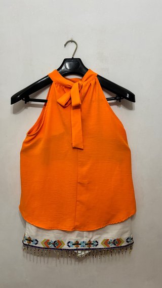 Conjunto Top Naranja y Falda Blanca