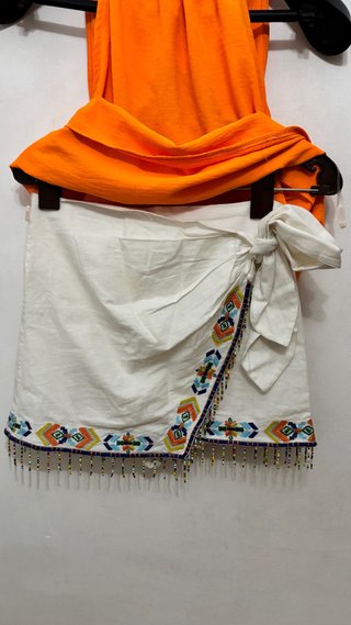 Conjunto Top Naranja y Falda Blanca