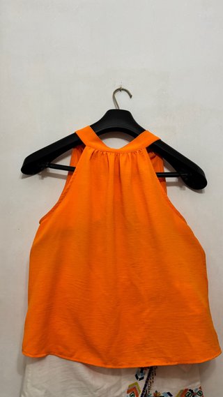 Conjunto Top Naranja y Falda Blanca