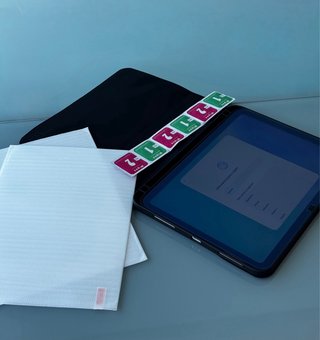 iPad A16 128GB + Funda Negra + Protector